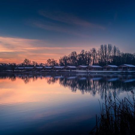 Lake Pochard Holiday Lodges South Cerney Exterior foto